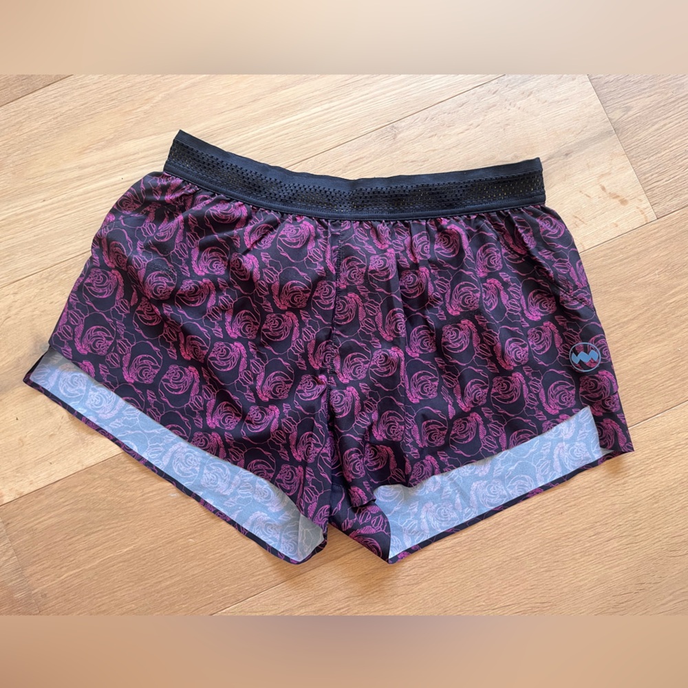 Janji women’s running shorts. Zipper pocket in the back. Size S.